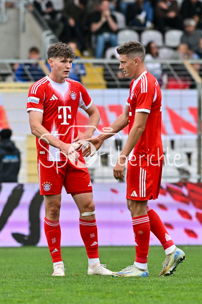 FC Bayern Amateure - FC Würzburger Kickers | Hängende Köpfe bei den Spielern des FC Bayern nach der Niederlage gegen Würzburg / Richard Christian MEIER (FC Bayern Muenchen II 13) / Regionalliga Bayern: FC Bayern Amateure - FC Würzburger Kickers; Grünwalder Stadion am 27.09.2025