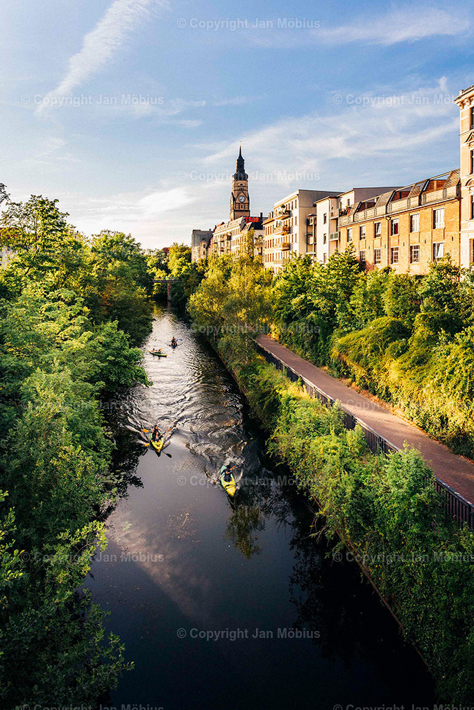 Karl-Heine-Kanal | Der Karl-Heine-Kanal ist einer der coolsten und atmosphärischsten Orte in Leipzig – perfekt für Urban Nature, Bootstouren, Spaziergänge, romantische Sonnenuntergänge und Szene-Vibes in Plagwitz/Lindenau. - Realisiert mit Pictrs.com