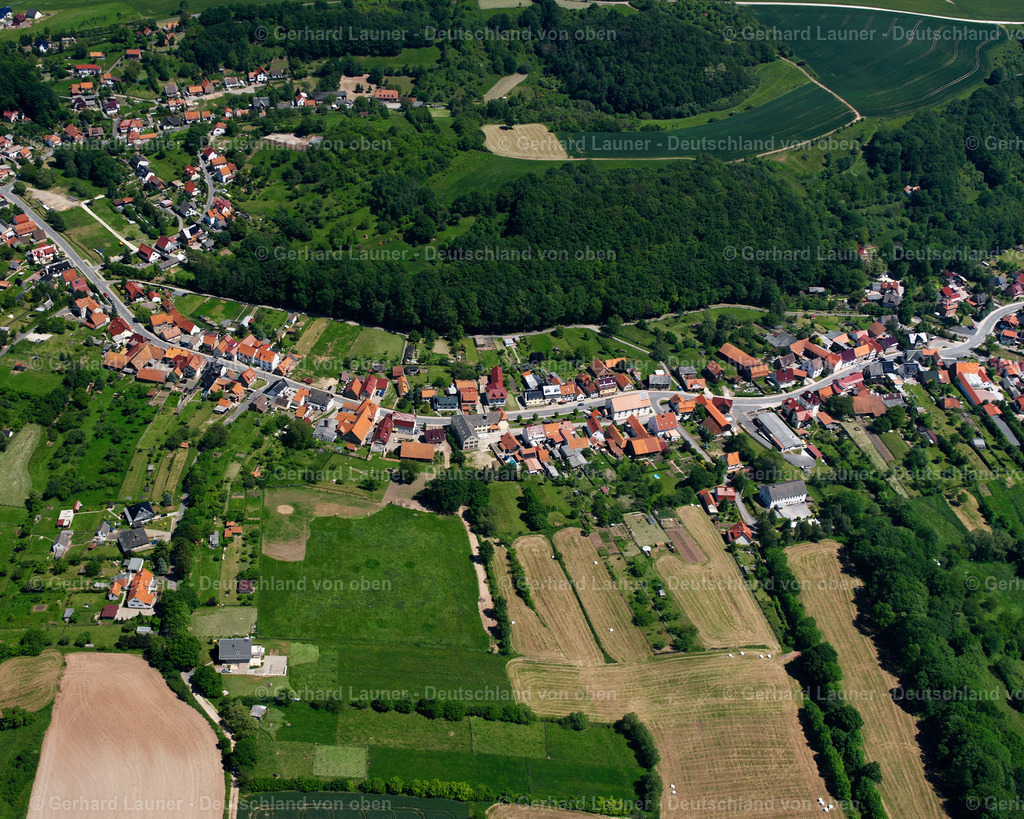 2634246 | HUNDESHAGEN 16.06.2006 Wald- Gebiete und Forstflächen umsäumen das Siedlungsgebiet des Dorfes an der Straße der Einheit in Hundeshagen im Bundesland Thüringen, Deutschland. // Village - view on the edge of forested areas on street Strasse der Einheit in Hundeshagen in the state Thuringia, Germany. Foto: Gerhard Launer
