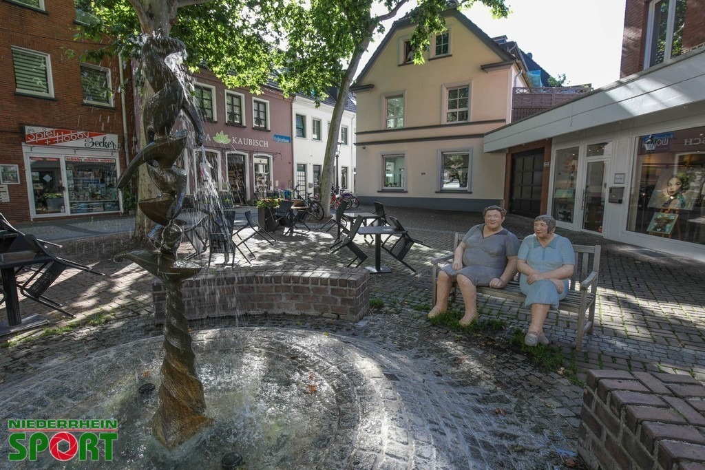Wartezimmer_02 | Die „Alltagsmenschen“ der Künstlerin Christel Lechner zu Gast in der Grafenstadt Moers. Auf einem Rundgang durch die Moerser Innenstadt warten nun rund zwei Dutzend liebevoll gestaltete „Alltagsmenschen“ noch bis Ende Oktober darauf, den Betrachtern ein Schmunzeln ins Gesicht zu zaubern.

„Mit meiner Kunst und meinen Arbeiten möchte ich die Menschen berühren und sie dort abholen, wo sie stehen. Und wenn mir das gelingt, ist das wirklich beflügelnd“, so Christel Lechner. - Realisiert mit Pictrs.com