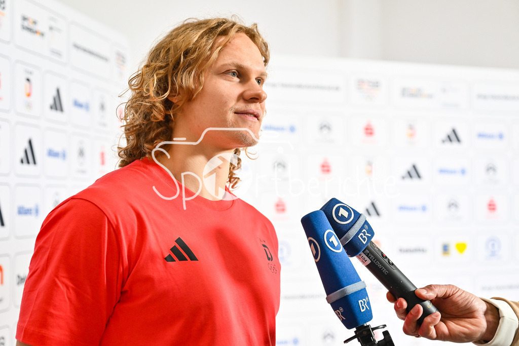 Einkleidung Team D Milano Cortina 2026 | Munich, GERMANY - 12. JANUARY: Korbinian GEIBEL (Spieler der Eisbären Berlin) bei der Einkleidung des Teams D am 12.01.2026 in der MTC world of fashion in München