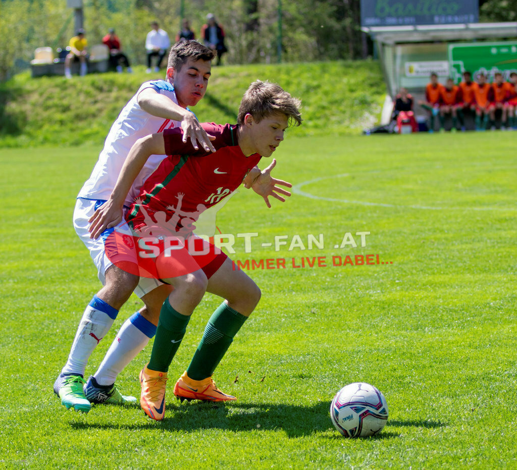 Portugal  U15 -Czech Republic U15 | AFONSO PATRÃO (Portugal #18) MATYAS POTURNAY (Czech Republic #15) ; Portugal  U15 -Czech Republic U15 am 29.04.2022 in Arnoldstein
(Sportplatz), AUSTRIA, (Photo by Ernst Krawagner sport-fan.at) - Realisiert mit Pictrs.com