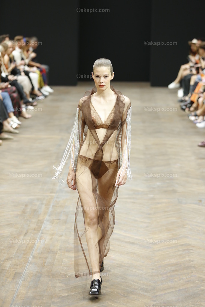 Kilian Kerner auf der  MBFW Spring/Summer 2023 | Mercedes-Benz Fashion Week (MBFW)  Frühling / Sommer 2023 im Hotel Telegraphenamt Berlin in Berlin-Mitte. Die Kollektionen von Kilian Kerner auf der MBFW Spring/Summer 2023. Das Bild zeigt Models mit der Kollektion von Kilian Kerner.