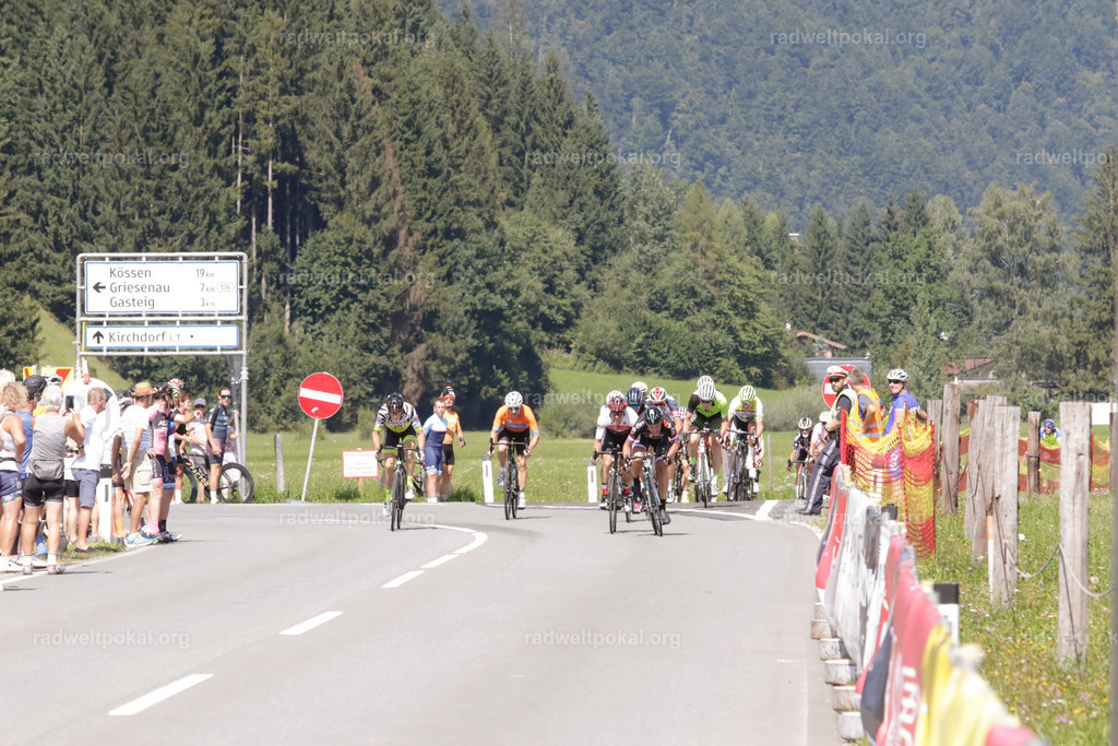 889_20230817_Bewerb_Maenner_Muehlanger | AUT - OESTERREICH, 2023-08-16: SPORT RENNRAD-FAHREN - 55. INTERNATIONALER RADWELTPOKAL IN ST. JOHANN IN TIROL  - Vintage-Radrennen mit WM-Bronze-Medaillen-Siegerin Christina Schweinberger, den Teilnehmer und Alexander Baumann (vom Orginastions-Team) - TAG 2 BEWERB MAENNER IN SECHS GRUPPEN  ; Foto: Roland Muehlanger