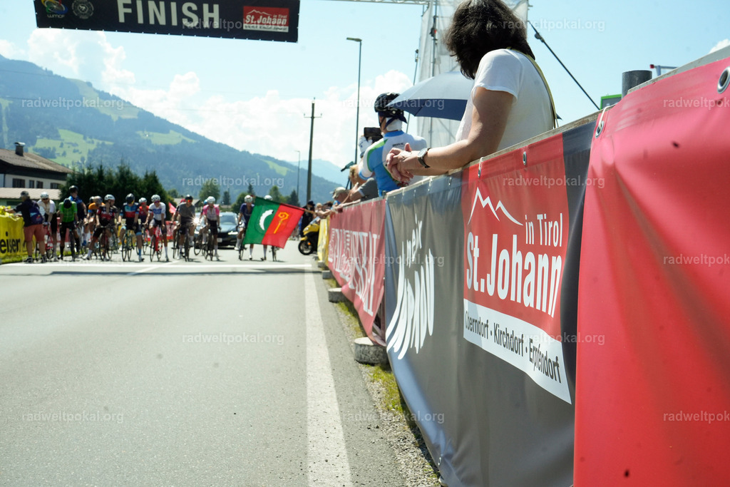 187_20230817_Bewerb_Maenner_Muehlanger | AUT - OESTERREICH, 2023-08-16: SPORT RENNRAD-FAHREN - 55. INTERNATIONALER RADWELTPOKAL IN ST. JOHANN IN TIROL  - Vintage-Radrennen mit WM-Bronze-Medaillen-Siegerin Christina Schweinberger, den Teilnehmer und Alexander Baumann (vom Orginastions-Team) - TAG 2 BEWERB MAENNER IN SECHS GRUPPEN  ; Foto: Roland Muehlanger