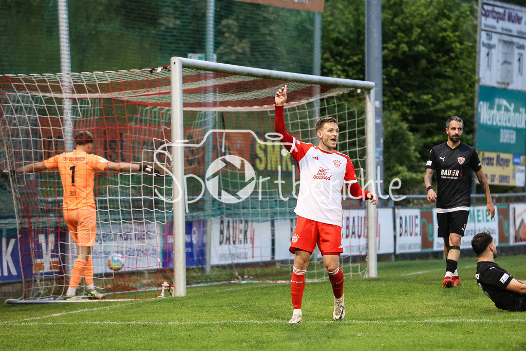 TSV Buchbach - FC Bayern Amateure | wieder eine gute Chance fuer den FC Bayern / Timo KERN (FCB #10) fordert einen Eckball