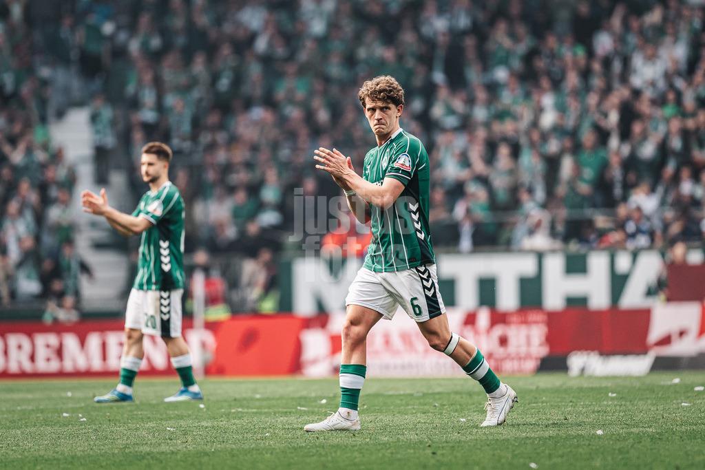 Fußball | Männer | Saison 2025/2026 | 1. Fußball-Bundesliga | 30. Spieltag | SV Werder Bremen vs. Hamburger SV | 18.04.2026 | Jens Stage (#06, SV Werder Bremen) applaudiert den Fans nach seiner Auswechslung