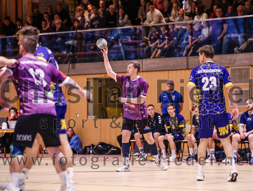 2024-12-14_034_SpVgg_Altenerding_gegen_MTV_Pfaffenhofen | Erding, Deutschland, 14.12.2024:Handball, Bezirksoberliga Männer 2024 / 2025, 10. Spieltag, SpVgg Altenerding gegen MTV Pfaffenhofen, Endergebnis: 32:30Ferdinand Menzel (SpVgg Altenerding, #75), Kilian Roessler (MTV Pfaffenhofen, #23)Foto: Christian Riedel / fotografie-riedel.net