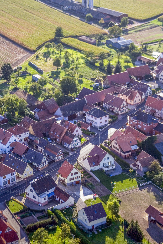 Aerial view: Rue Principale from the northeast in Schleithal in the state Bas-Rhin, France. – Photo: IMG_8021.jpg taken on 09/13/2007 by Werner Riehm/FLY-FOTO.com – Resolution of the original: 2112 x 3168 px