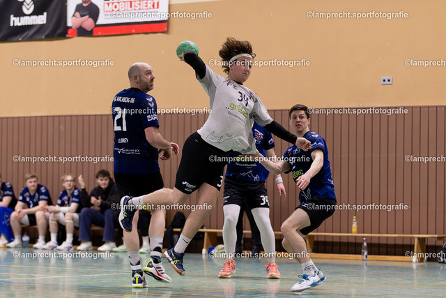 Handball I Herren I Saison 2025-2026 I SHSE Manfred-Frank-Pokal I Viertelfinale I HSG Kalkberg 06 II - HSG Kalkberg 06 121 | v.l. Stephan Lorey (21, HSG Kalkberg 06), Frederic Wesche (34, HSG Kalkberg 06 II), Fabian Wudtke (33, HSG Kalkberg 06) - Realisiert mit Pictrs.com