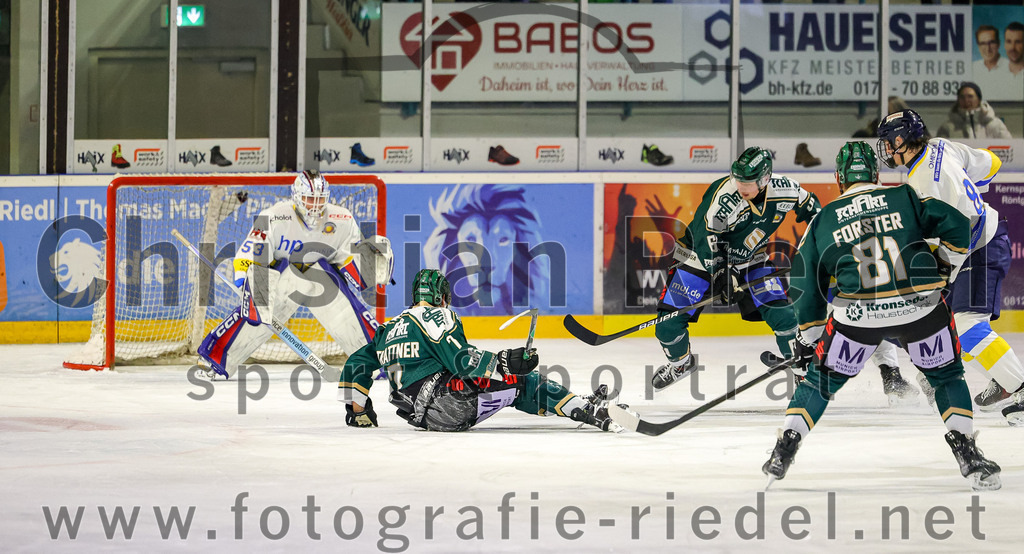 2025-12-05_091_TSV_Erding_gegen_Stuttgart_Rebels | Erding, Deutschland, 05.12.2025:Eishockey, Oberliga Süd 2025 / 2026, 23. Spieltag, TSV Erding gegen Stuttgart Rebels, Endergebnis: 5:6Kimi Saffran (Stuttgart Rebels, #53), Louis Trattner (Erding Gladiators, #7), Dennis Miller (Erding Gladiators, #61), Maximilian Forster (Erding Gladiators, #81), Florian Renner (Stuttgart Rebels, #8)Foto: Christian Riedel / fotografie-riedel.net