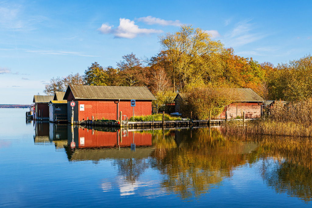 Bootshäuser und Bäume am Plauer See in der Stadt Plau am See | Bootshäuser und Bäume am Plauer See in der Stadt Plau am See.