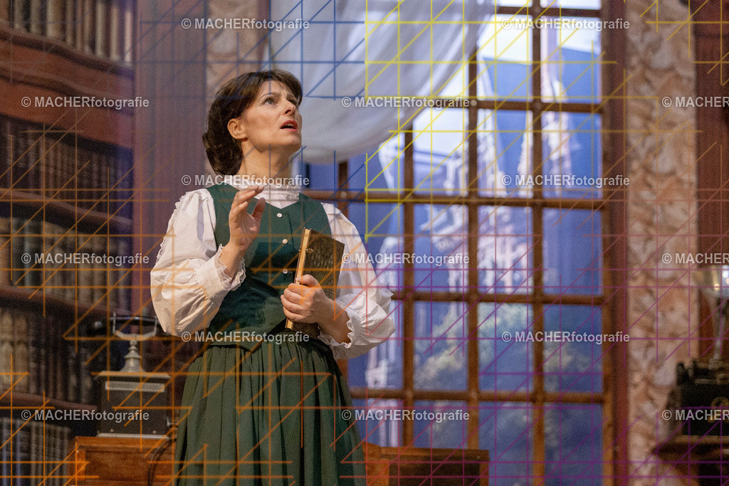 192_MFL-2025 | Portraitbilder von Regisseur; Darsteller; Techniker; Maske; Kostüme; Chor; Musiker; Bilderserie der Generalprobe und der Premierenvorstellung, Szenenbilder; Ausdrucksstudien; Bühnenüberblick; Bühnenkulissen; Pressefotos inkl. Redaktionsfoto Darstellergruppe.