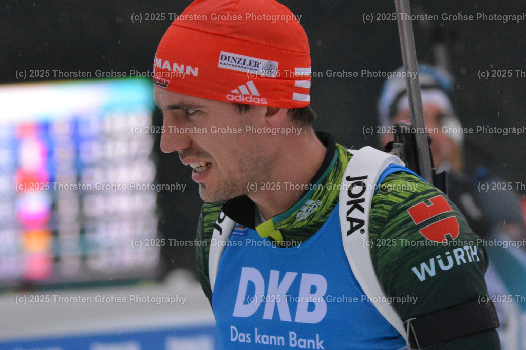IBU WC Biathlon Oberhof 2018 | PEIFFER Arnd (GER) im Ziel (Platz 10); IBU WC Biathlon Oberhof 2018, 12,5 km Verfolgung der Männer am 06.01.2018 in der DKB Ski Arena in Oberhof, (Deutschland) - Realisiert mit Pictrs.com