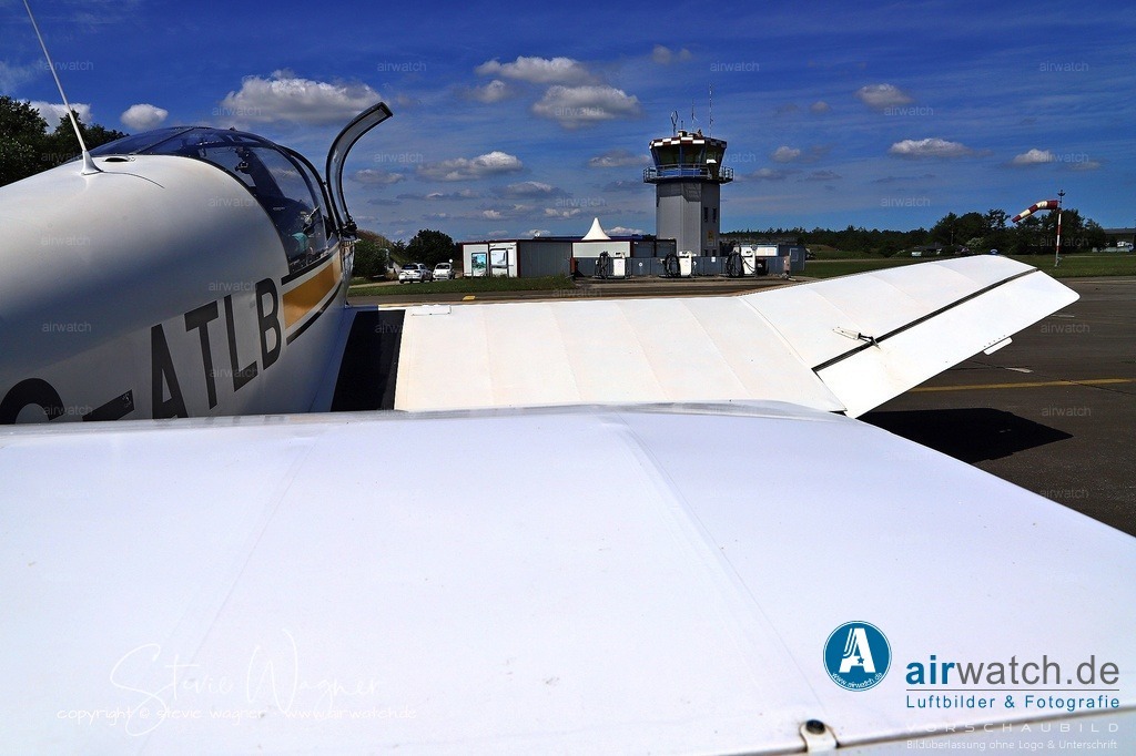 Flugplatz Husum - Jodel DR1050M - Bau- und Umbauhinweise für Selbstbauer | Bau- und Umbauhinweise für SelbstbauerDa die Jodel DR1050M seit 1968 nur noch als Bauanleitung erhältlich ist, entscheidet der Privatbauer über den Umfang der Cockpitausstattung. - Typische Entscheidungen - Wahl zwischen klassischem Rundinstrumenten-Panel oder modernem Glass Cockpit - Integration von elektrischer Bordversorgung (z. B. 12-Volt-System mit Batterie) - Optionale Scheinwerfer, Positionslichter und Beleuchtung des Cockpits - Wahl zwischen klassischem Spornrad-Fahrwerk oder optionalen Dreipunkt-Fahrwerk (auch für bessere Sicht im Rollen)