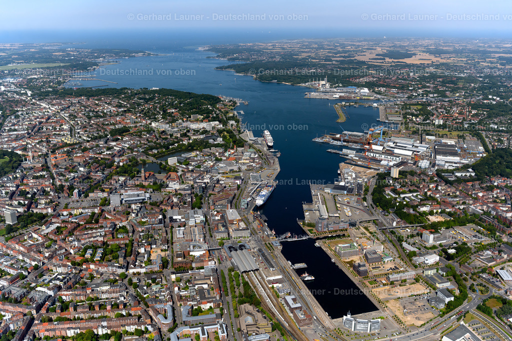 4037988 | KIEL 07.08.2020 Hafenanlagen mit Bürohäusern und Speditions und Logistikunternehmen in Kiel im Bundesland Schleswig-Holstein. // Docks with office building and freight forwarding and logistics companies in Kiel in the state Schleswig-Holstein. Foto: Gerhard Launer