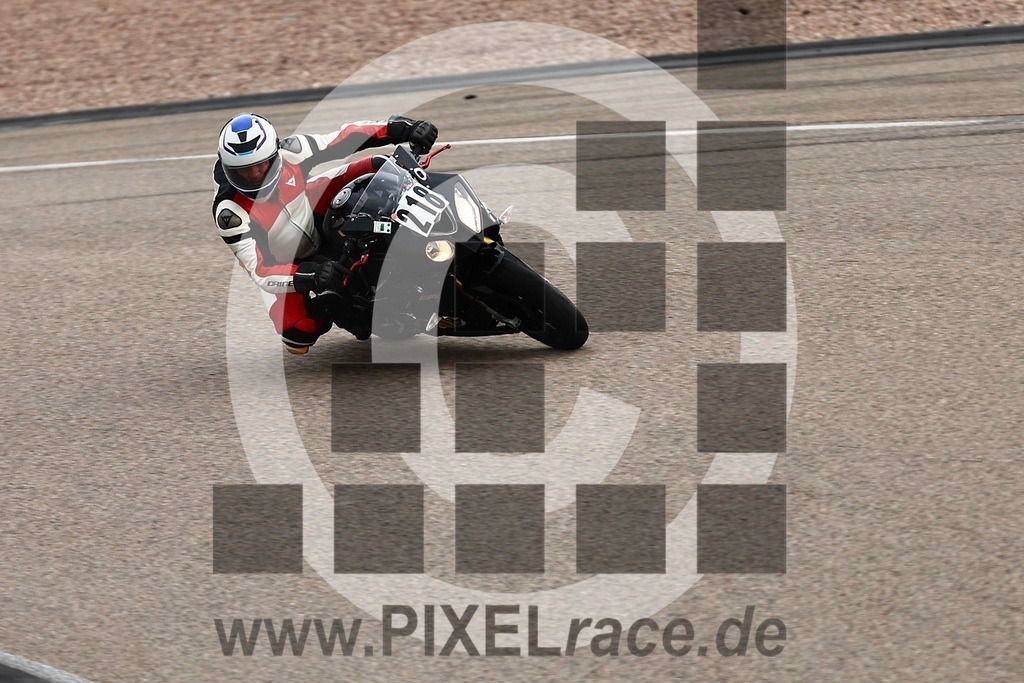 0218-20250828_10109 | Schöne Erinnerungen an spannende Momente - das festzuhalten ist unser Job. PIXELrace.de ist seit 2003 auf den Rennstrecken Europas unterwegs um die Action draußen beim Fahren und die wunderbare Stimmung imm Fahrerlager für euch einzufangen.