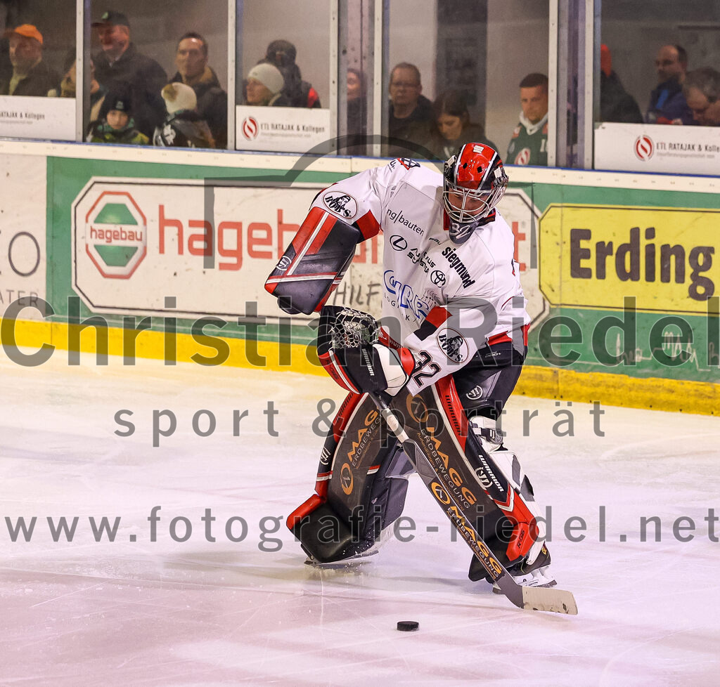 2024-03-15_064_TSV_Erding_gegen_EHC_Koenigsbrunn | Erding, Deutschland, 15.03.2024:
Eishockey, Bayernliga Playoffs 2023 / 2024, 3. Spieltag, TSV Erding gegen EHC Königsbrunn, Endergebnis: 3:4 n. V.

Torwart Stefan Vajs (EHC Königsbrunn, #32)

Foto: Christian Riedel / fotografie-riedel.net