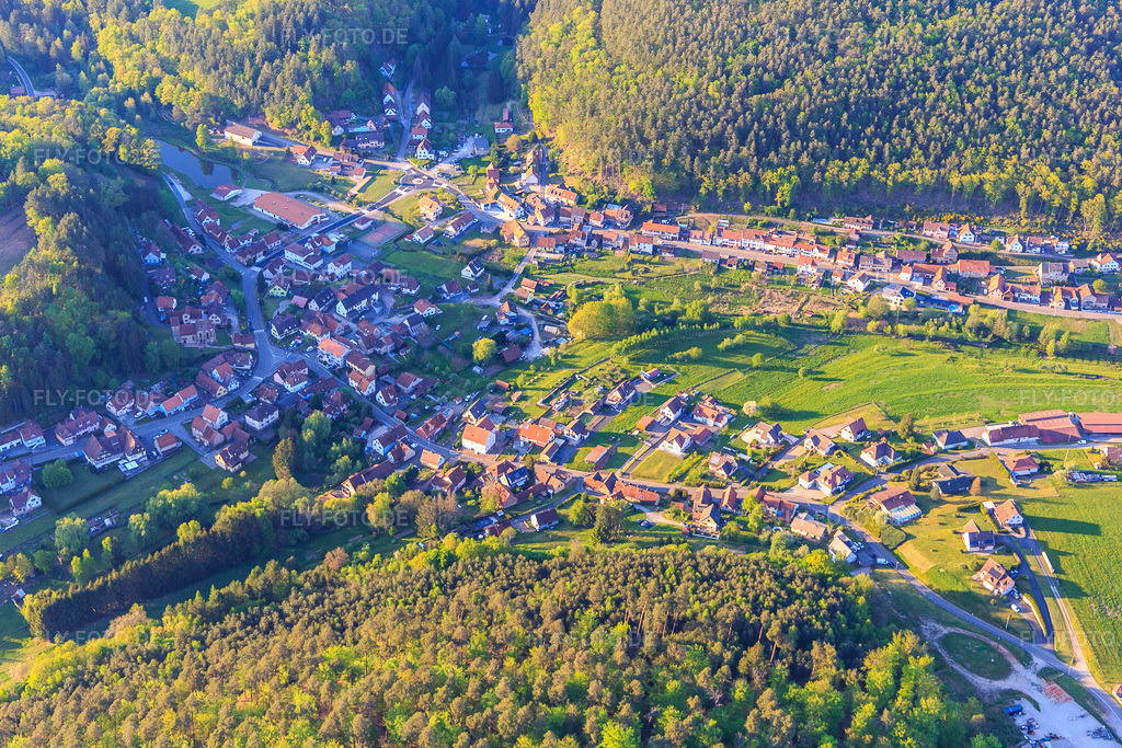 Luftbild: Dorfzentrum in Reipertswiller im Bundesland Bas-Rhin in Frankreich. Foto: IMG_145799.jpg vom 30.04.2025 durch Werner Riehm/FLY-FOTO.de