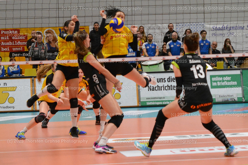 VBL VFB SUHL vs. LADIES IN BLACK AACHEN | Kampf am Netz; VBL VFB SUHL vs. LADIES IN BLACK AACHEN, Volleyball-Bundesliga Frauen am 03.02.2018 in der Multihalle in Meiningen, (Deutschland) - Realisiert mit Pictrs.com