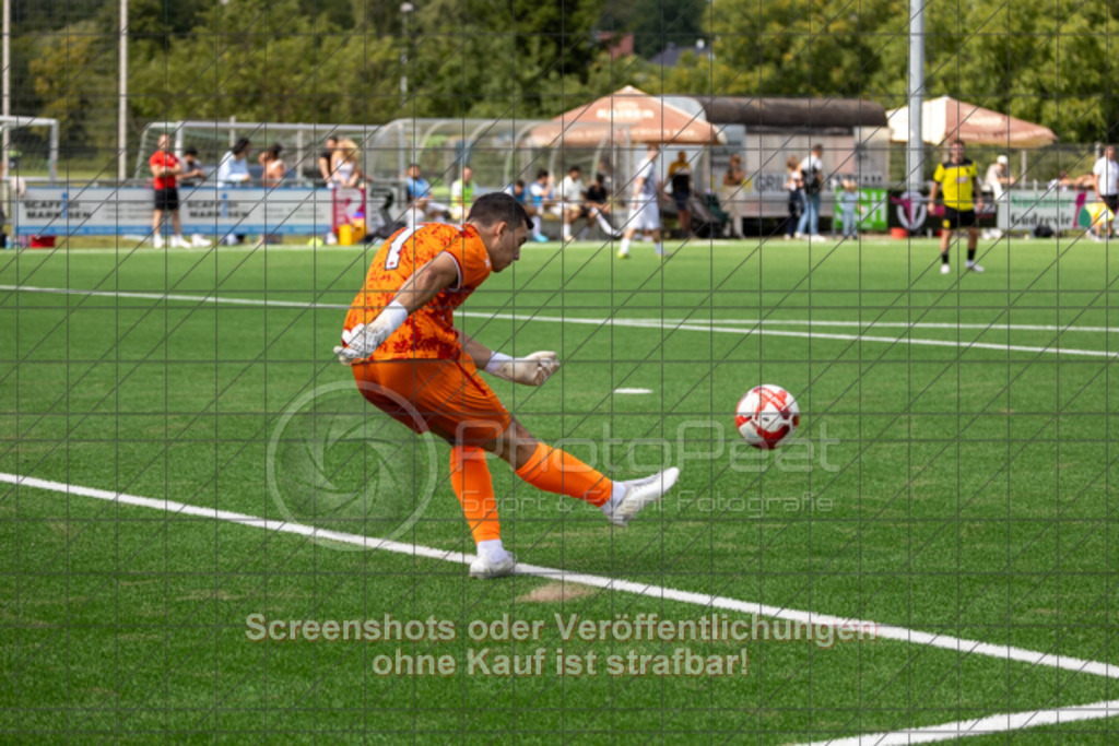 20250824_134233_0470 | #,1.FC Heiningen II (gelb) vs. 1.Göppinger SV III (weiß), Fußball, Kreisliga B7 - Bezirk Neckar/Fils, 01. Spieltag, Saison 2025/2026, Kunstrasenplatz Sportzentrum Heiningen, Krautgarten 1, 73092 Heiningen, 24.08.2025 - 13:00 Uhr,Foto: PhotoPeet-Sportfotografie/Peter Harich