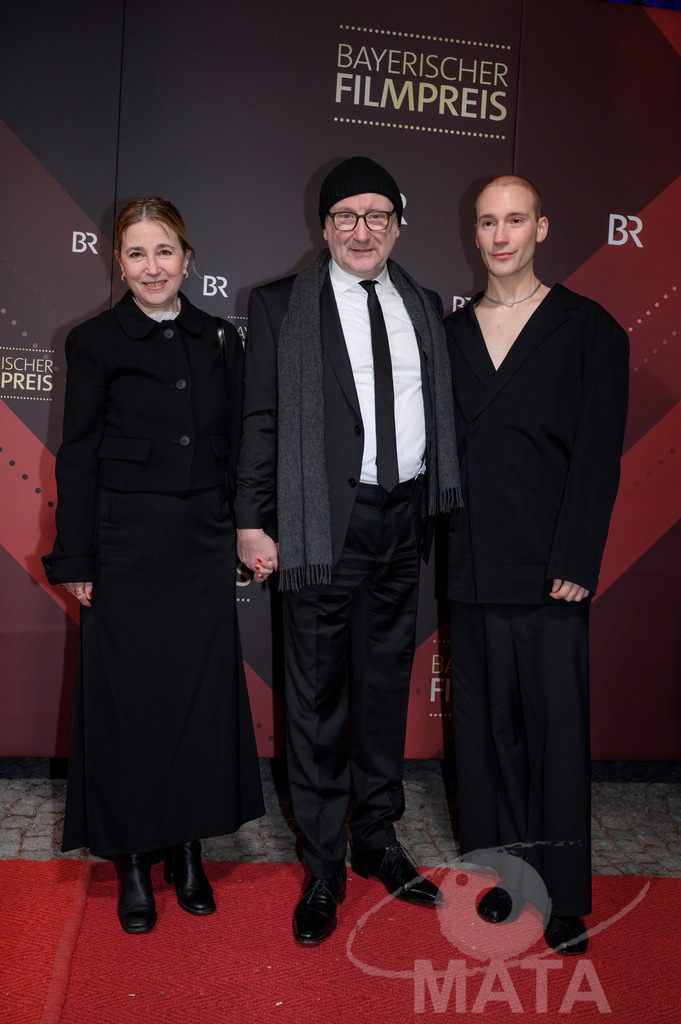 _DWI5470 | Christina Scholz, Rainer Bock und Moritz Bock bei der Verleihung des 47. Bayerischen Filmpreises 2026  im Prinzregententheater. München, Deutschland. Der Bayerische Filmpreis wird seit 1979 von der Bayerischen Staatsregierung verliehen, um die Bedeutung des Kinofilms als Kulturgut herauszustellen - Realisiert mit Pictrs.com