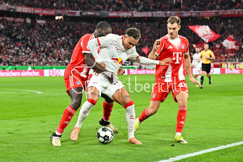 FC Bayern München - RB Leipzig | MUNICH, GERMANY - 11. FEBRUARY: IM DUELL Dayot UPAMECANO (FC Bayern Munich 2) und Antonio Eromonsele Nordby NUSA (RB Leipzig 7) und Josip STANISIC (FC Bayern Munich 44) während dem Spiel zwischen dem FC Bayern München und RB Leipzig beim Viertelfinale des DFB-Pokales in der Allianz Arena