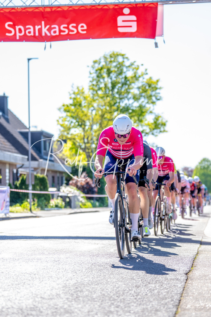 Spurt in den Mai 2026 - Großer Preis der Sparkasse Neuss | Annual one-day road cycling race "Großer Preis der Sparkasse Neuss" held in Büttgen, Germany, organized by VfR Büttgen 1912 e.V. The event features multiple races across all age categories from U11 youth to Elite men. - Realisiert mit Pictrs.com