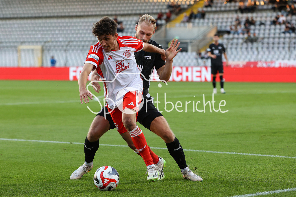 FC Bayern Amateure - FC Memmingen | Younes AITAMER (FCB #17) im Zweikampf mit Nicolai BRUGGER (FCM #4)