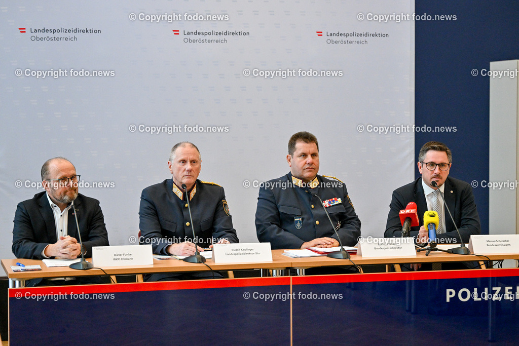 Pressekonferenz LPD Ooe_ Gemeinsam Sicher mit der Pyrotechnik_ 04.12.2023-8 | 04.12.2023, Landespolizeidirektion Oberoesterreich, AUT, Pressekonferenz LPD Ooe, Kampagnenpraesentation - Gemeinsam Sicher mit der Pyrotechnik, im Bild 
Dieter Funke (WKO Gremialobmann Baustoffhandel und Pyrotechnik), Rudolf Keplinger (Landespolizeidirektor Ooe Stv.), Michael Takacs (Bundespolizeidirektor), Manuel Scherscher (Bundeskriminalamt)