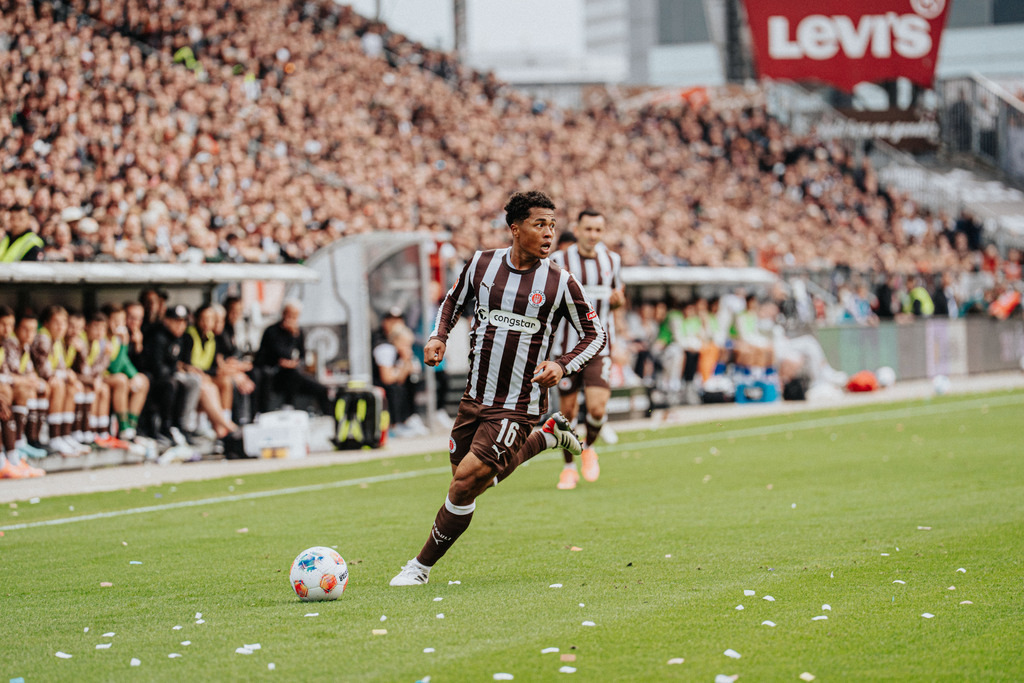 FCS07801 | Der offizielle Shop für FC St. Pauli Fotos. Wähle aus Spielszenen & Fanmomenten dein FCSP Wunschformat. Wir liefern Millerntor-Atmosphäre.