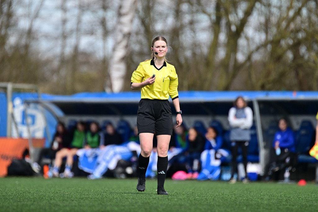 Fußball I Frauen I Saison 2024-2025 I Frauen-Regionalliga Nord I 17. Spieltag I Hamburger SV II - FC St. Pauli | Celina Dettmering - Realisiert mit Pictrs.com