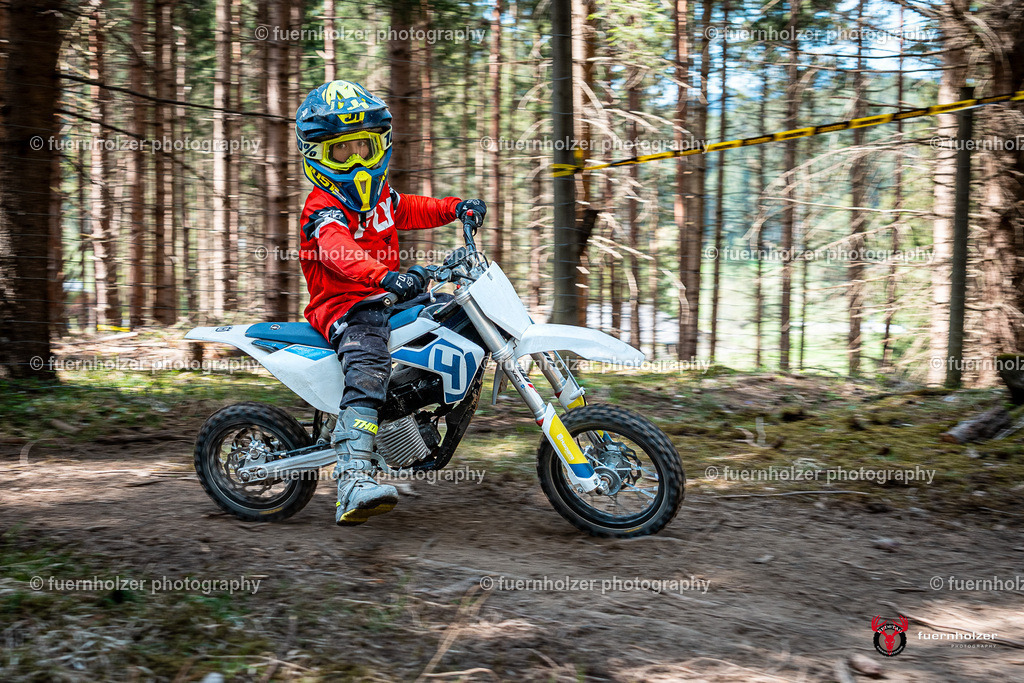 fuernholzer_250501-C1-556-2 | Fotografische Impressionen von der Red Stag Enduro Extreme by fuernholzer-photography.com. Endurosport in Österreich fotografisch festgehalten von fuernholzer. Auftragsfotografie für Private, Gewerbefotos und Industriefotografie. Eventfotografie, Sportfotografie und Motorsportfotografie. Anbieter von Fotoworkshops, Fototraining, fotografischen Vorträgen und Fotoseminaren.