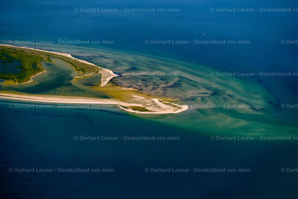4061845 | Nationalpark Vorpommersche Boddenlandschaft, BORN AM DARß 08.09.2021 Sandbank- Landfläche durch Strömungen unter der Meeres- Wasseroberfläche Darsser Ort in Born am Darß im Bundesland Mecklenburg-Vorpommern.