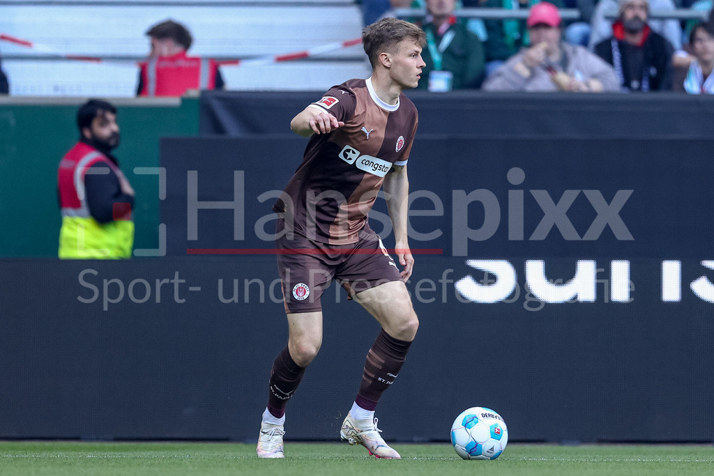Fussball, Bundesliga, SV Werder Bremen - FC St. Pauli | David Nemeth (FC St. Pauli, 4) am Ball, Freisteller, Einzelbild, Ganzkörper, Aktion, Action, Spielszene, DIE DFL-RICHTLINIEN UNTERSAGEN JEGLICHE NUTZUNG VON FOTOS ALS SEQUENZBILDER UND/ODER VIDEOÄHNLICHE FOTOSTRECKEN. DFL REGULATIONS PROHIBIT ANY USE OF PHOTOGRAPHS AS IMAGE SEQUENCES AND/OR QUASI-VIDEO.