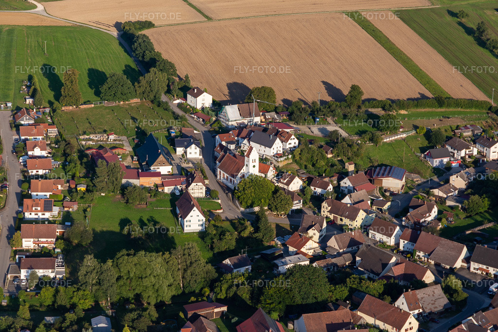 Luftbild: Kirche St. Peter und Paul im Ortsteil Heudorf in Scheer im Bundesland Baden-Württemberg in Deutschland. – Foto: IMG_129200.jpg vom 04.09.2021 durch Werner Riehm/FLY-FOTO.de – Auflösung des Originals: 5252 x 3501 px
