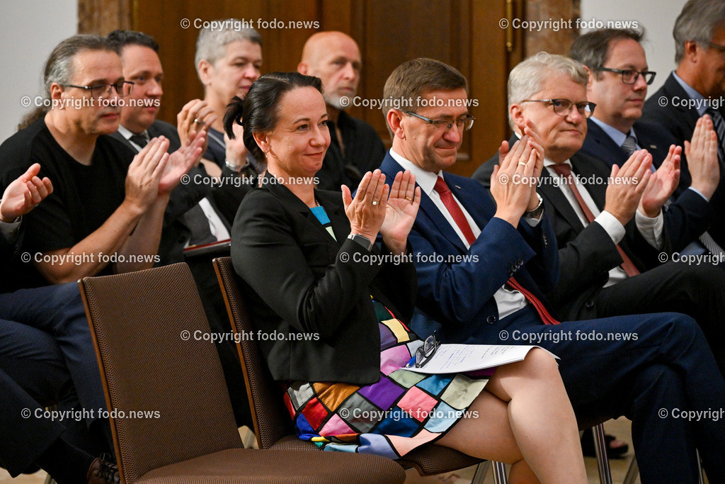 Kick-off-Veranstaltung der Gruendungspraesidentin_ IDSA_ 07.07.2023-30 | 07.07.2023, Landhaus Linz AUT, Kick-off-Veranstaltung der Gruendungspraesidentin, IDSA, im Bild Stefanie Lindstaedt (Gruendungspraesidentin des Institute of Digital Sciences Austria (IDSA)), LR Markus Achleitner (VP), Klaus Luger (SP, Bgm. der Stadt Linz)