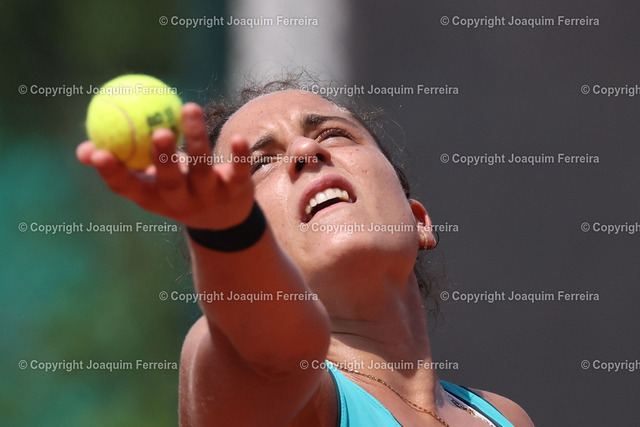 2024.07.20TennisFinaleDa_1816 Kopie | Darmstadt am 21. Juli 2024 xJFAx  48. Internationalen Damen-Tennisturnier des TCB 2000 Darmstadt Finale Angela FITA BOLUDA (ESP) vs Victoria MBOKO (CAN) Bild: v. li.Angela FITA BOLUDA (ESP) macht einen Aufschlag. - Realisiert mit Pictrs.com