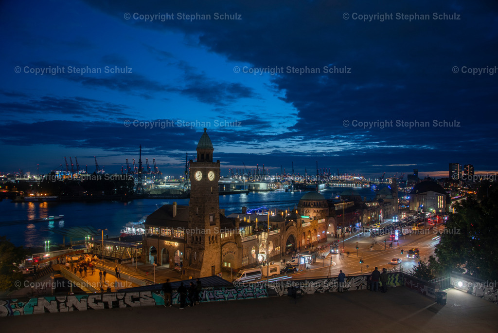 Hamburger Landungsbrücken | Hamburger Landungsbrücken zur blauen Stunde - Realisiert mit Pictrs.com