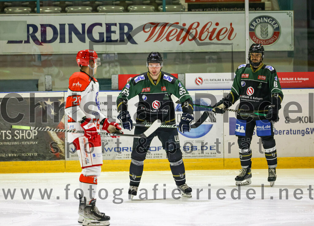 2022-12-02_020_TSV_Erding_gegen_EV_Pegnitz | Erding, Deutschland, 02.12.2022:
Eishockey, Bayernliga 2022 / 2023, 17. Spieltag, TSV Erding gegen EV Pegnitz, Endergebnis: 9:3

Roman Navarra (EV Pegnitz, #21), Thomas Plihal (Erding Gladiators, #65), Daniel Krzizok (Erding Gladiators, #18)

Foto: Christian Riedel / fotografie-riedel.net
