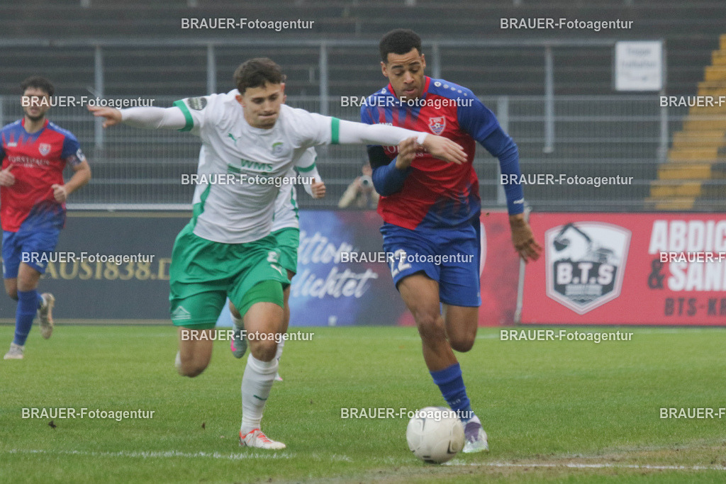 15.11.2025 KFC Uerdingen - SPVG Schonnebeck | Krefeld, Deutschland, 15.11.2025: Noah Eliah Tomson (KFC Uerdingen) und Noah Kloth (Spvg Schonnebeck) im Kampf um den Ball während des Oberliga Niederrhein Spiels zwischen KFC Uerdingen  - Spvg Essen Schonnebeck am 15.11. 2025 im Krefelder Grotenburg - Stadion in Krefeld, Deutschland. (Foto Ralph Görtz / Brauer-Fotoagentur)