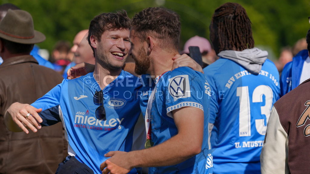 Fußball, Herren, Saison 2024/2025, Finaltag der Amateure 2025, Landespokal Brandenburg, Finale, VfB 1921 Krieschow vs. RSV Eintracht 1949, Samstag 24.05.2025, Volksparkstadion Neuruppin, | Fußball, Herren, Saison 2024/2025, Finaltag der Amateure 2025, Landespokal Brandenburg, Finale, VfB 1921 Krieschow vs. RSV Eintracht 1949, Samstag 24.05.2025, Volksparkstadion Neuruppin, Im Bild: Viele Emotionen über den Landespokalsieg beim RSV Eintracht 1949 nach Abpfiff - Realisiert mit Pictrs.com