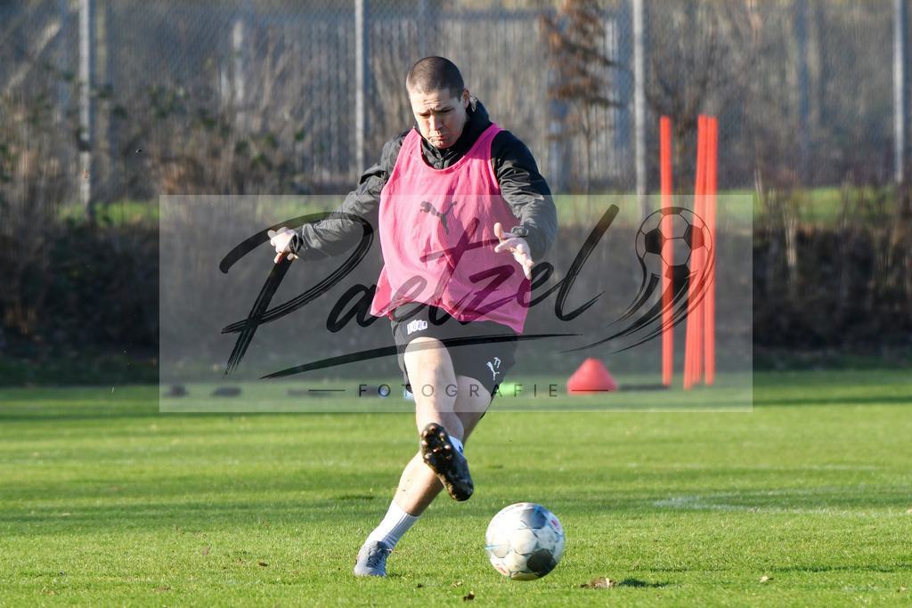 20200207_TRAOSN_0071 | Fußball, Herren: Adam Susac (VfL Osnabrueck) in Aktion, am Ball, Einzelaktion waehrend der Trainingseinheit des VfL Osnabrueck im Sportpark Illoshoehe am 07.02.2020 in Osnabrueck, Deutschland. - Realisiert mit Pictrs.com