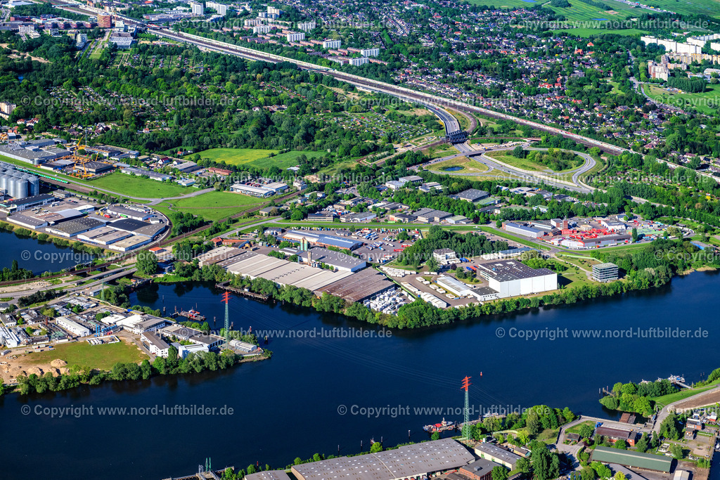 Hamburg_Wilhelmsburg_Hohe_Schaar_ELS_9763070524 | HAMBURG 07.05.2024 Gewerbegebiet und Firmenansiedlung " Buschwerder Hauptdeich " an der Straße Buschwerder Hauptdeich Wilhelmsburg in Hamburg, Deutschland. // Industrial estate and company settlement " Buschwerder Hauptdeich " on street Buschwerder Hauptdeich in Hamburg, Germany. Foto: Martin Elsen