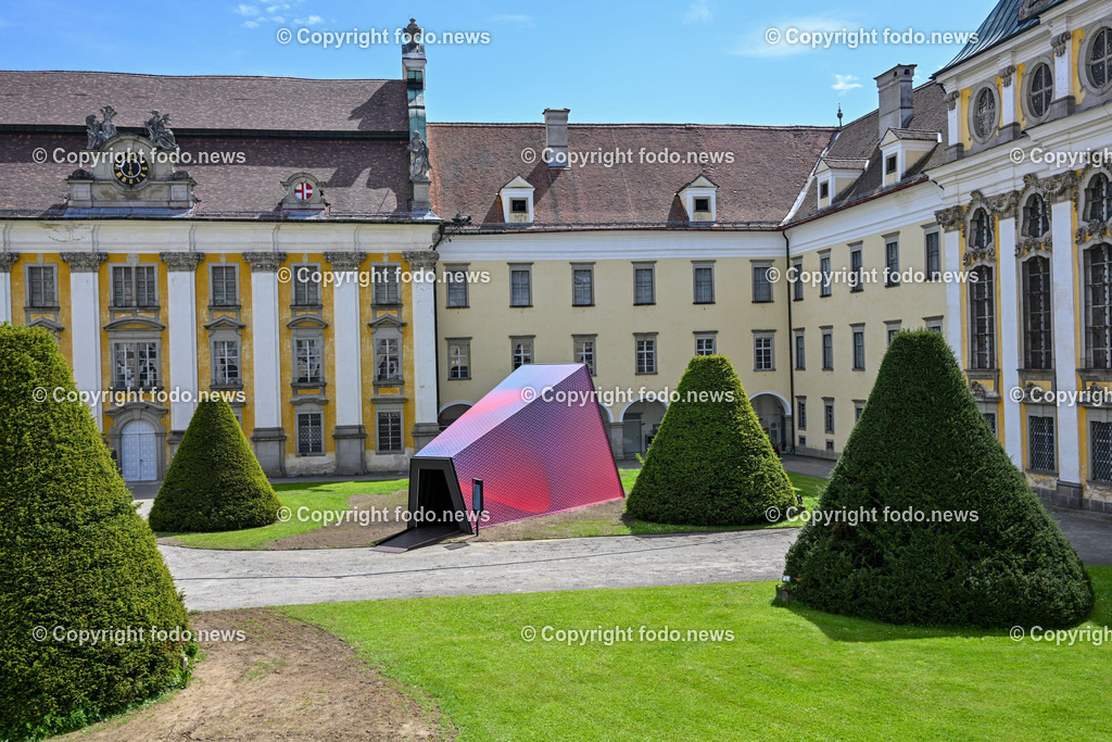 Eroeffnung der Ausstellung_ wie alles begann. Bruckners Visionen_ 02.05.2024-16 | 02.05.2024, St. Florian, AUT, Augustiner Chorherrenstift St. Florian, im Bild Eroeffnung der Ausstellung, wie alles begann. Bruckners Visionen
Pavillion Bruckners Biografie im Innnenhof des Stift St. Florian