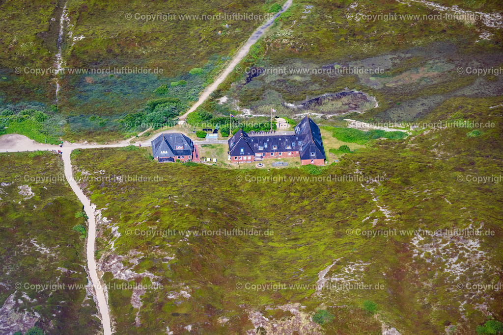 Sylt_Hörnum_Jugendgästehaus_Möwennest_ELS_9268210625 | HöRNUM (SYLT) 21.06.2025 Gebäude Jugendgästehaus" Mövennest " an der Straße Osterende, Odde-Hof in Hörnum (Sylt) Insel Sylt im Bundesland Schleswig-Holstein, Deutschland. Weiterführende Informationen bei: Jugendgästehaus Möwennest. // Building the hostel " Moevennest " on street Osterende, Odde-Hof in Hoernum (Sylt) island Sylt in the state Schleswig-Holstein, Germany. Further information at: Jugendgaestehaus Moewennest. Foto: Martin Elsen