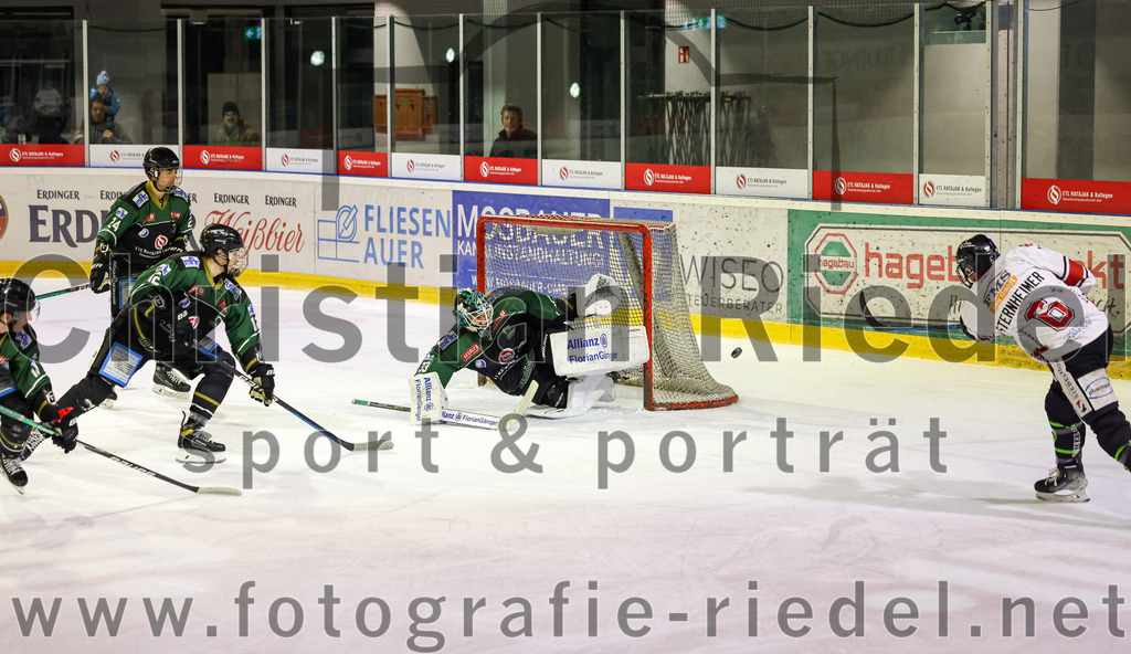 2022-11-06_030_TSV_Erding_gegen_EHC_Koenigsbrunn | Erding, Deutschland, 06.11.2022:
Eishockey, Bayernliga 2022 / 2023, 11. Spieltag, TSV Erding gegen EHC Königsbrunn, Endergebnis: 1:7

Dominik Wagner (Erding Gladiators, #12), Torwart Thomas Hingel (Erding Gladiators, #33), Marco Sternheimer (EHC Königsbrunn, #6)

Foto: Christian Riedel / fotografie-riedel.net