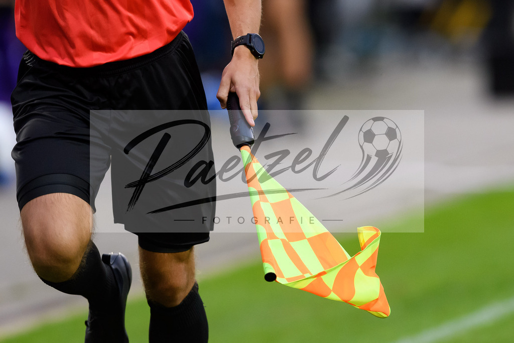 OSNVKO2021090620210906_185 | Fussball, Herren: . Eine Schiedsrichter-Assistenten-Fahne beim Spiel der 3. Liga zwischen VfL Osnabrueck und FC Viktoria Koeln im Stadion an der Bremer Bruecke am 06.09.2021 in Osnabrueck, Deutschland.DFB / DFL REGULATIONS PROHIBIT ANY USE OF PHOTOGRAPHS AS IMAGE SEQUENCES AND/OR QUASI-VIDEO. - Realisiert mit Pictrs.com
