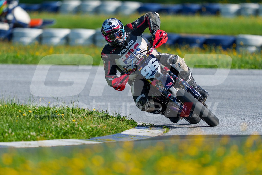 SuperMoto_Staatsmeisterschaft_Greinbach_079 | GRIPcapture steht für authentische Sportfotografie in Österreich – für Momente, die mehr sind als Geschwindigkeit oder Ergebnis. Es geht um Emotion, Spannung, Fokus und den Augenblick, der oft nur einen Wimpernschlag dauert.Ob Motorsport, Teamsport oder 