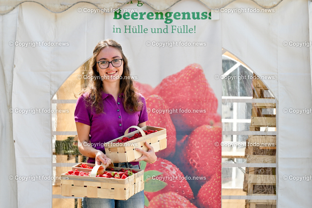 Erdbeeren_ Himbeeren_ Ribisel_ Mayer_ 20.06.2023-41 | 20.06.2023, Raffelding, AUT, Erdbeeren, Himbeeren, Ribisel, Mayer, im Bild Gloria Mayer vorm Hofladen
